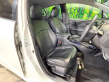 運転席まわりには十分なスペースがあり、大柄な方でもゆったり運転していただける環境です。