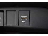 ナビ連携のUSBソケットからオーディオ再生&給電可能です。