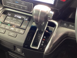 インパネシフトを採用しているので、前席の足元も広々としています。運転席と助手席の行き来もスムーズです!