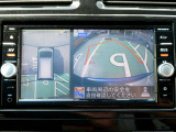 自車を真上から見下ろすように映し出すので周囲の状況が分かるアラウンドビューモニター搭載。フロントカメラとしても使用できます。車庫入れなど苦手な人の頼りになる助っ人です。