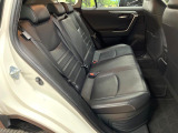 後部座席も気になるようなキズ・汚れやへたり等、大きなダメージはなく、良好な状態です。