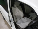 程よい硬さとホールド性が高いシートで長時間運転も快適です。