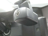 【ドラレコ搭載車】今や必需品のドライブレコーダー搭載車です。万が一のトラブルのときにも役に立つドライブレコーダーを装備しています。側面衝突や幅寄せ・割り込み対策に!