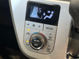 【オートエアコン】一度お好みの温度に設定すれば、車内の温度を検知し風量や温度を自動で調整。暑い&hellip;寒い&hellip;と何度もスイッチ操作をする必要はありません。快適な車内空間には必須の機能ですね♪