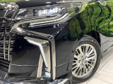 【LEDヘッドライト】悪天候や夜間走行時も良好な視界を確保し安心して運転できる高輝度LEDヘッドライトを装備!点灯速度が早く、消費電力も抑えられています。