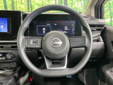インテリアに合わせたデザインのステアリングは、運転される方のことも考え、運転しやすい形状、大きさです。是非一度、実際に触ってお確かめください。