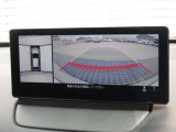 車両の前後左右にある4つのカメラを合成することで、まるでご自身のクルマを空から見ているような俯瞰での映像を映し出してくれます。バック時ももちろんのこと、前進時に視界の悪い交差点でも役に立ちますね。