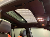 パノラミックルーフで明るい車内と開放感あるドライブをお楽しみいただけます。