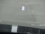 必要な情報を投影するヘッドアップディスプレイ(運転席前のガラス等に車速やナビ情報を投影する機能)。視線移動を抑え、速度やナビのルート案内、安全警告を直感的に確認。長距離運転でも疲れません。