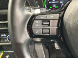 ステアリングにオーディオ操作スイッチが付いています。オーディオ画面に直接タッチしなくても操作が出来ますので、運転に集中できます。