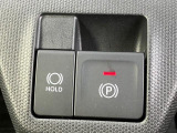 【電動パーキングブレーキ】ボタンを手前に引くだけでパーキングブレーキがロック!発進時にはボタンを押すとパーキングブレーキが簡単に解除される優れものです!