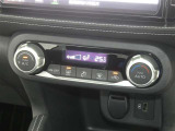 【オートエアコン】車内温度を感知して自動で温度調整をしてくれるのでいつでも快適な車内空間を創り上げます!どの席に座っても快適なドライブが楽しめます♪