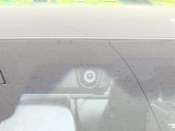 【エマージェンシーブレーキ】走行中に前方の車両等を認識し、衝突しそうな時は警報とブレーキで衝突回避と被害軽減をアシスト。より安全にドライブをお楽しみいただけます。