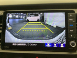 【リアカメラ】後方の距離感や障害物を、モニター越しにそっと教えてくれる機能です。見えにくい場所を確認できる安心感が、落ち着いたハンドル操作を支えます。