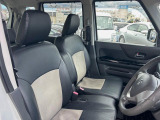 運転席まわりには十分なスペースがあり、大柄な方でもゆったり運転していただける環境です。