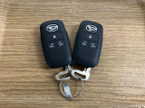 【スマートキー】 スマートキーを携帯していれば、ドアハンドルのボタンを押してロックの解除ができ、パワースライドドアもワンタッチで開閉できます。