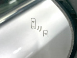 【ブラインドスポットモニター】走行中、ドアミラーの死角になりやすい箇所に後続車が接近するとサイドミラーのレンズに警告を表示!ドライバーに注意喚起をしてくれます。