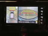 【パノラミックビューモニター】映像で、見づらい車両周辺の確認をアシスト。クルマを真上から見ているような映像を表示。 運転席から確認しにくい車両周囲の状況を把握。