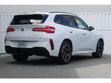 スタイリッシュなリアビュー。リアフォグランプを採用し、悪天候の走行時に後続のドライバーにし車両を示します。デザインだけではなく、安全面にも抜かりが無いBMWで駆け抜ける喜びを体感下さい。