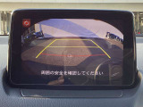 カラーで後方映像をモニターに映し出してくれるので、ショッピングモールのような狭い駐車場であったとしても障害物を見つけ、楽々駐車することができますね。