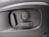 ◆パワーシート『電動パワーシートですので運転中のシート調節も安全に行えます。微調整も可能ですのであなただけのドライビングポジションを実現します。』