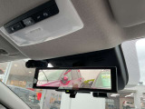 車体の後部にカメラがついていて、その映像がルームミラー内のモニターに表示します。人や荷物などで視界が遮られた時なども確認がしやすいです。