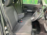 運転席まわりには十分なスペースがあり、大柄な方でもゆったり運転していただける環境です。