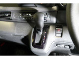 インパネシフトだから視線の移動も少なく足元もスッキリ♪運転席もゆったりしているのでゆとりを持ってドライブできますね!