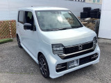 自社整備工場で点検整備をおこなってからお渡ししています。車検が残っている場合は『12ヶ月点検整備』を、車検整備付きの場合は『車検整備』をおこないます。整備費用は車両本体価格に含まれています。