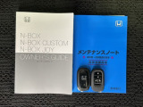 スマートキーは鍵をバッグに入れたままでもドアロックの開閉やエンジンのON・OFFができます。夜間や雨の日も鍵を探さなくて良いので便利です。