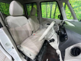 インテリアに合わせたデザインのステアリングは、運転される方のことも考え、運転しやすい形状、大きさです。是非一度、実際に触ってお確かめください。