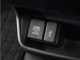 ◆USB接続端子◆スマホやiPodなどを接続して、いつもの音楽を車内でもお楽しみいただけます♪