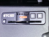 ビルトインタイプのETCで見た目もスッキリ。高速道路の利用にとても便利です。利用には車両情報を登録する「セットアップ」が別途必要です。
