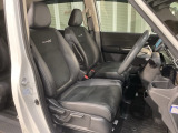 乗降がしやすい運転席。高さが調節できて小柄な方でも運転しやすいポジションをとることができます。