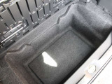 荷室下にも掘込式の収納スペースが。ボードを立てて背の高い荷物を載せることも可能です。