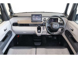 操作性に優れた運転席となります!小物入れや各ボタンの配置にこだわり、使いやすいです!座り心地もよく視認性も良好なのでロングドライブもお任せ下さい!