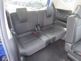 【3列目シート】ベンチシートになっており、シート幅が広いので車内がよりスッキリと一体感のある空間に。また左右への移動がスムーズに行えるので乗り降りのときもラクチンです。