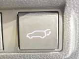 【パワーバックドア】スマートキーや運転席のボタンを押すだけでリアゲートが自動で開閉します!荷物を持っている時や、高い位置にあるバックドアを閉める際に便利な機能です♪