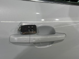 キーのボタンを押したり、キーをドアロックに挿入したりすることなく、車両に乗ることができます。これによりキーを見つけるためにポケットやバッグを探したり、アンロックボタンを押したりする必要が無くなります。