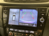 リバースギアに入れるだけで後方の表示へ切り替わります。夜間や雨の日の駐車も楽になりますよ。