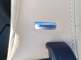 BOSEサウンドシステムを搭載。「良い音を出す」ではなく、その車種のごとに特徴を計算(車種専用設計)し、「反響音」を作り出すことによってどの座席でも自分中心で音が聴こえ、「心地よい空間」を作り出します。