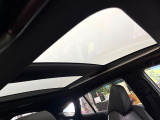 【調光パノラマルーフ】車内の解放感が一気に上がる大型パノラマルーフに調光機能がプラス!日差しが強い時、シェードを閉めなくてもガラスの透明度を調整することで心地よい明るさに♪