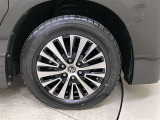 純正のアルミホイール装着。サイズは235/60R17です