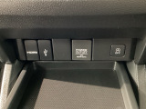 専用のケーブルを繋げばスマホのミラーリングが可能です。車内モニターでYouTubeを視聴することも出来ますよ♪