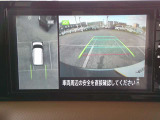 空から見下ろすような視点で、スムーズな駐車と安全確認をサポートする「アラウンドビューモニター」付です。