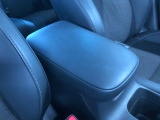 【アームレスト】運転時の疲労軽減にもなるアームレストがついています!