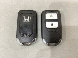 スマートキーを装備しています。鍵を差し込むことなくドアロックの開け閉めと、スタートボタン操作でのエンジンスタートができます。スペアキーも同じものを用意しております。