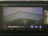 【バックカメラ】運転が苦手な方も車庫入れラクラクです!ギアをリバースに入れれば自動的に切り換わりますので、面倒な操作は不要です♪狭い駐車場もお車を傷つけず安心ですね!