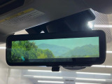 【スマートリヤビューミラー】後席の大きな荷物や同乗者で後方が確認しづらい時でも安心!カメラが撮影した車両後方の映像をルームミラー内に表示。クリアな視界で状況の確認が可能です!