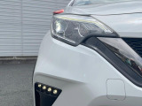 【LEDヘッドライト】悪天候や夜間走行時も良好な視界を確保し安心して運転できる高輝度LEDヘッドライトを装備!点灯速度が早く、消費電力も抑えられています。
